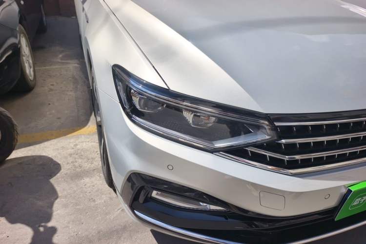 Used Volkswagen Magotan 2023 2 Million Units Commemorative Edition 330TSI DSG Luxury Version Right Front Headlight