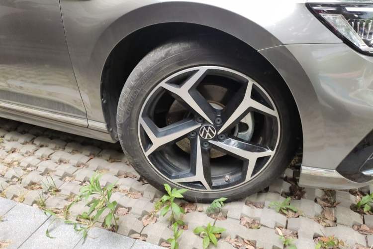 Used Volkswagen Magotan 2023 2 Million Units Commemorative Edition 330TSI DSG Luxury Version Right Front Wheel Hub