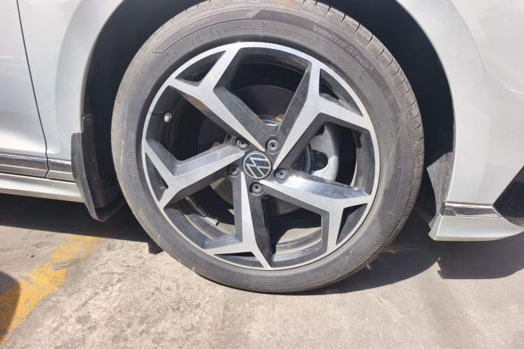 Used Volkswagen Magotan 2023 2 Million Units Commemorative Edition 330TSI DSG Luxury Version Right Front Wheel Hub