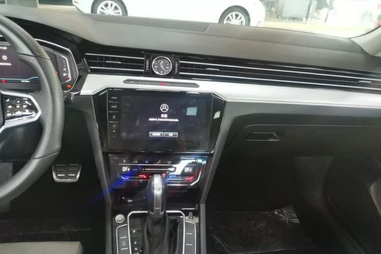 Used Volkswagen Magotan 2023 2 Million Units Commemorative Edition 330TSI DSG Luxury Version Audio And AC Panel