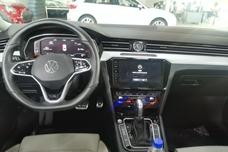 Used Volkswagen Magotan 2023 2 Million Units Commemorative Edition 330TSI DSG Luxury Version Center Console