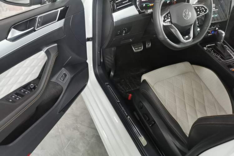 Used Volkswagen Magotan 2023 2 Million Units Commemorative Edition 330TSI DSG Luxury Version Driver Seat