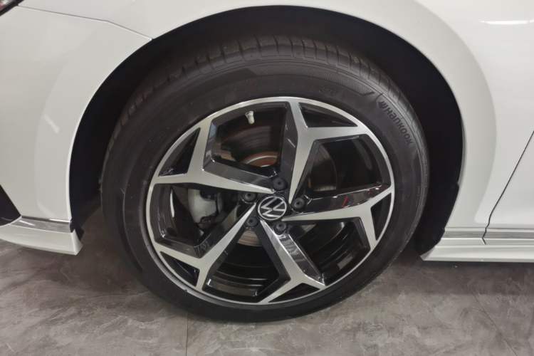 Used Volkswagen Magotan 2023 2 Million Units Commemorative Edition 330TSI DSG Luxury Version Left Front Wheel Hub