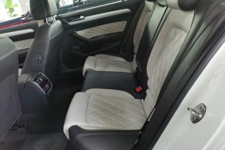 Used Volkswagen Magotan 2023 2 Million Units Commemorative Edition 330TSI DSG Luxury Version Left Rear Seat