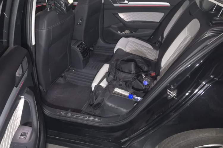 Used Volkswagen Magotan 2023 2 Million Units Commemorative Edition 330TSI DSG Luxury Version Left Rear Seat