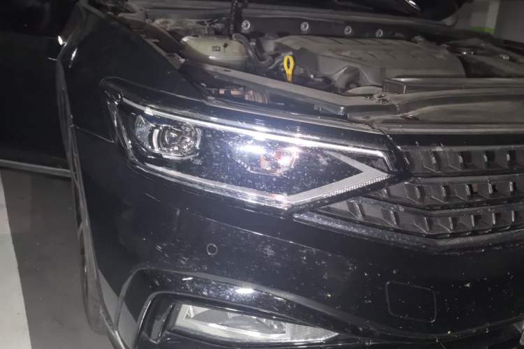 Used Volkswagen Magotan 2023 2 Million Units Commemorative Edition 330TSI DSG Luxury Version Right Front Headlight