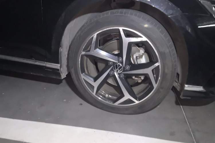 Used Volkswagen Magotan 2023 2 Million Units Commemorative Edition 330TSI DSG Luxury Version Right Front Wheel Hub