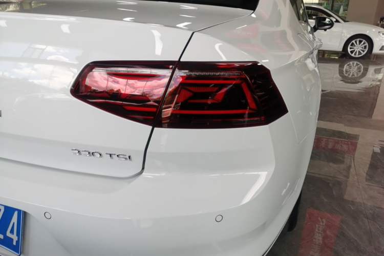 Used Volkswagen Magotan 2023 2 Million Units Commemorative Edition 330TSI DSG Luxury Version Right Rear Taillight