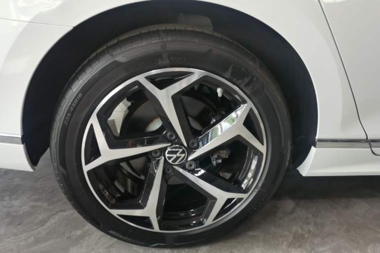Used Volkswagen Magotan 2023 2 Million Units Commemorative Edition 330TSI DSG Luxury Version Right Rear Wheel Hub