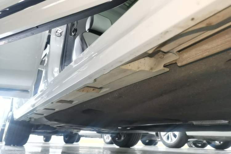 Used Volkswagen Magotan 2023 2 Million Units Commemorative Edition 330TSI DSG Luxury Version Right Side Sill