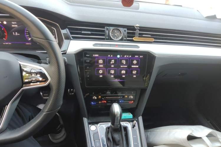 Used Volkswagen Magotan 2024 2 Million Units Zhongxiang Version 330TSI DSG Luxury Edition Audio And AC Panel