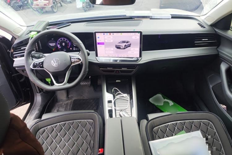Used Volkswagen Magotan 2024 300TSI DSG Prestige Edition—A Real Eye-Catcher Center Console