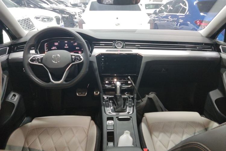 Used Volkswagen Magotan 2024 2 Million Units Zhongxiang Version 330TSI DSG Luxury Edition Center Console