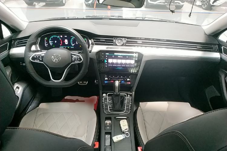 Used Volkswagen Magotan 2024 2 Million Units Zhongxiang Version 330TSI DSG Luxury Edition Center Console