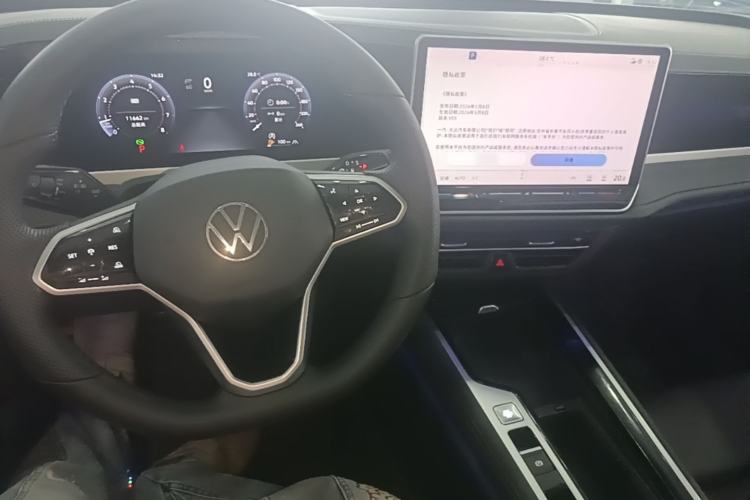 Used Volkswagen Magotan 2024 300TSI DSG Prestige Edition—A Real Eye-Catcher Center Console