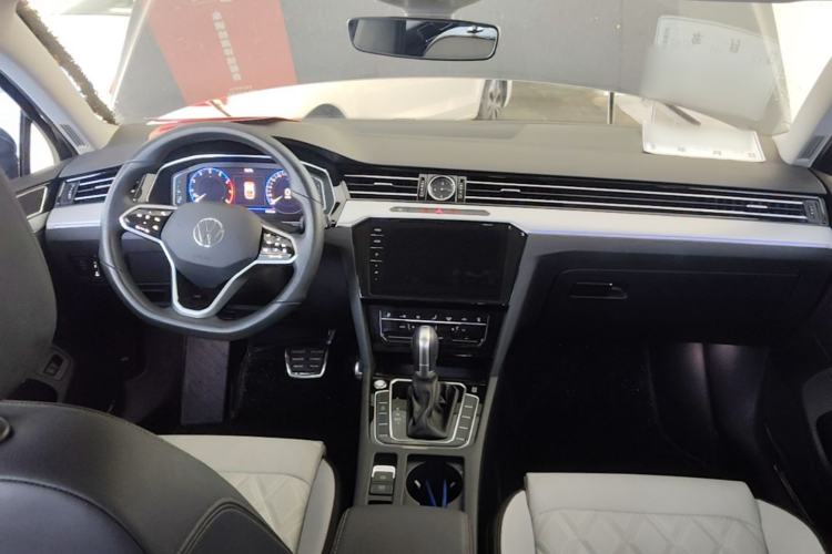 Used Volkswagen Magotan 2024 2 Million Units Zhongxiang Version 330TSI DSG Luxury Edition Center Console