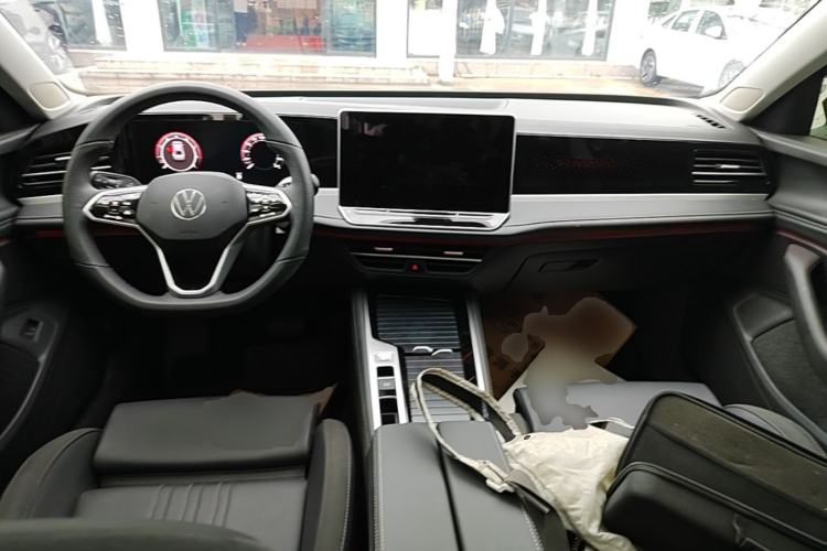 Used Volkswagen Magotan 2024 300TSI DSG Prestige Edition—A Real Eye-Catcher Center Console
