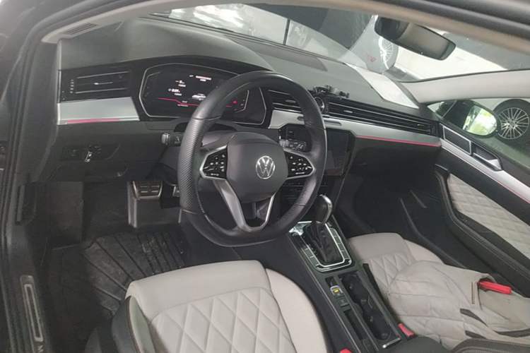 Used Volkswagen Magotan 2024 2 Million Units Zhongxiang Version 330TSI DSG Luxury Edition Center Console