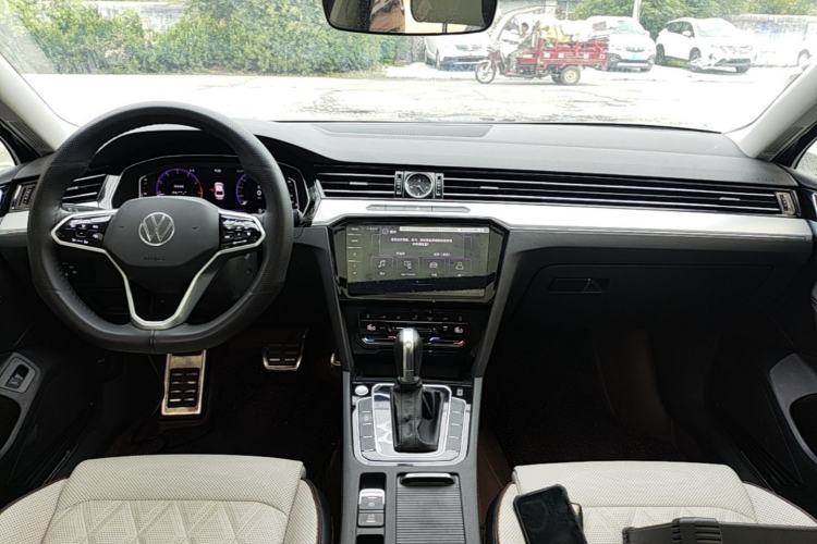 Used Volkswagen Magotan 2024 2 Million Units Zhongxiang Version 330TSI DSG Luxury Edition Center Console