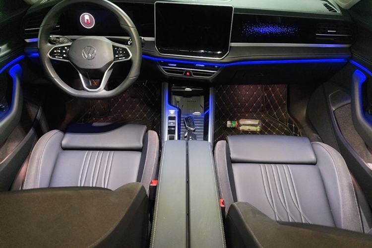 Used Volkswagen Magotan 2024 300TSI DSG Prestige Edition—A Real Eye-Catcher Center Console