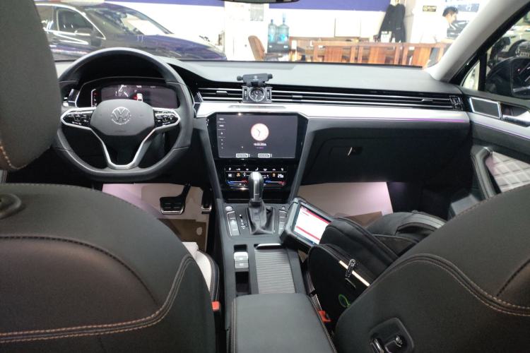 Used Volkswagen Magotan 2024 2 Million Units Zhongxiang Version 330TSI DSG Luxury Edition Center Console