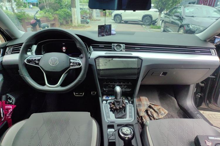 Used Volkswagen Magotan 2024 2 Million Units Zhongxiang Version 330TSI DSG Luxury Edition Center Console