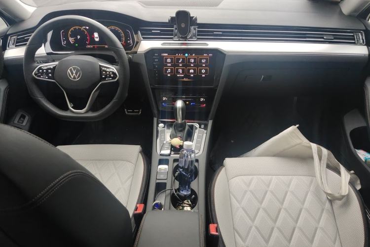 Used Volkswagen Magotan 2024 2 Million Units Zhongxiang Version 330TSI DSG Luxury Edition Center Console