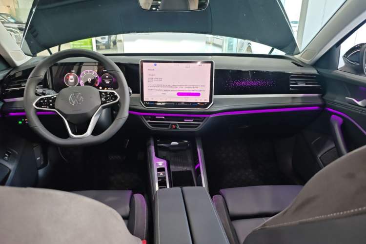 Used Volkswagen Magotan 2024 300TSI DSG Prestige Edition—A Real Eye-Catcher Center Console