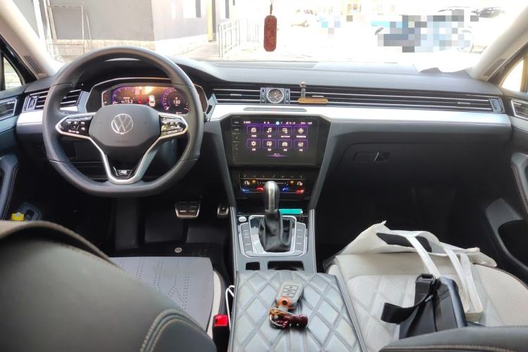 Used Volkswagen Magotan 2024 2 Million Units Zhongxiang Version 330TSI DSG Luxury Edition Center Console