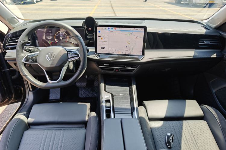 Used Volkswagen Magotan 2024 300TSI DSG Prestige Edition—A Real Eye-Catcher Center Console