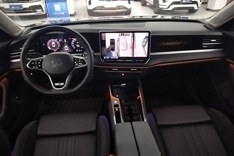 Used Volkswagen Magotan 2024 300TSI DSG Prestige Edition—A Real Eye-Catcher Center Console