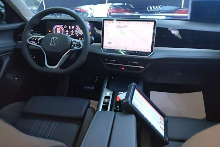 Used Volkswagen Magotan 2024 300TSI DSG Prestige Edition—A Real Eye-Catcher Center Console