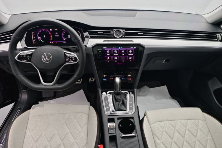 Used Volkswagen Magotan 2024 2 Million Units Zhongxiang Version 330TSI DSG Luxury Edition Center Console