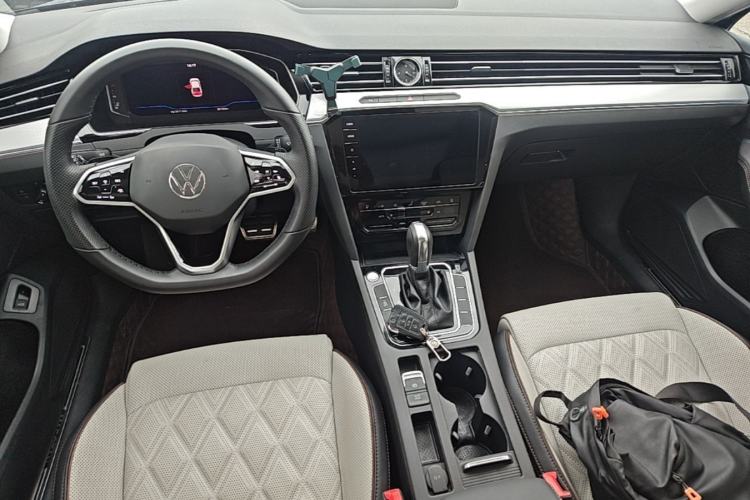 Used Volkswagen Magotan 2024 2 Million Units Zhongxiang Version 330TSI DSG Luxury Edition Center Console