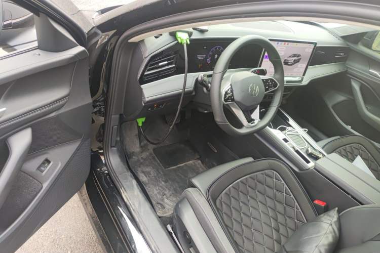 Used Volkswagen Magotan 2024 300TSI DSG Prestige Edition—A Real Eye-Catcher Driver Seat