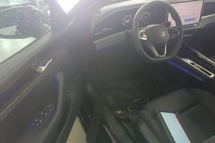 Used Volkswagen Magotan 2024 300TSI DSG Prestige Edition—A Real Eye-Catcher Driver Seat