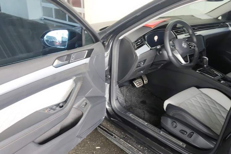 Used Volkswagen Magotan 2024 2 Million Units Zhongxiang Version 330TSI DSG Luxury Edition Driver Seat