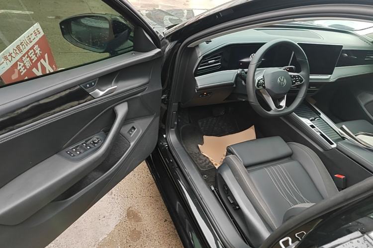 Used Volkswagen Magotan 2024 300TSI DSG Prestige Edition—A Real Eye-Catcher Driver Seat