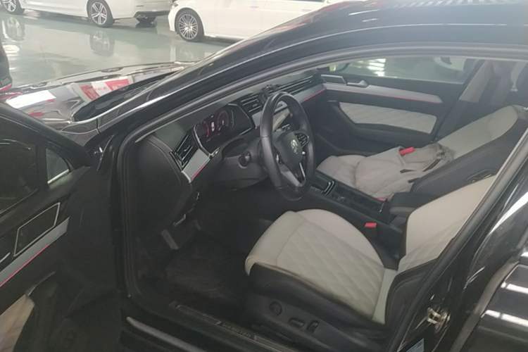 Used Volkswagen Magotan 2024 2 Million Units Zhongxiang Version 330TSI DSG Luxury Edition Driver Seat