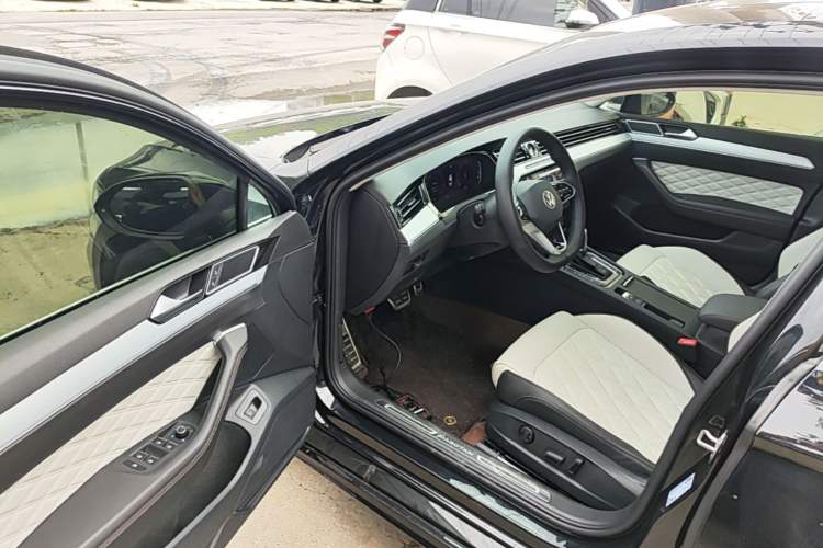 Used Volkswagen Magotan 2024 2 Million Units Zhongxiang Version 330TSI DSG Luxury Edition Driver Seat