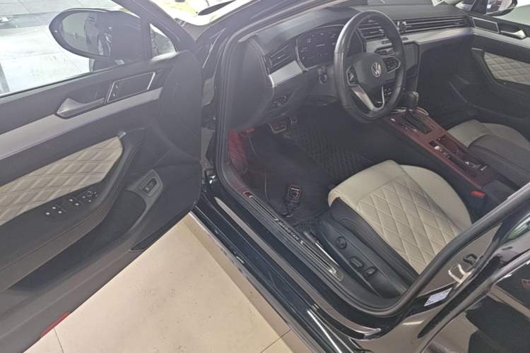 Used Volkswagen Magotan 2024 2 Million Units Zhongxiang Version 330TSI DSG Luxury Edition Driver Seat