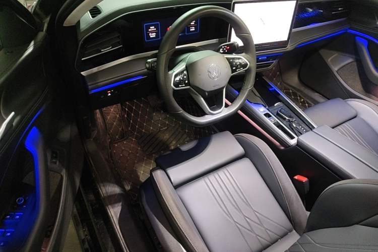 Used Volkswagen Magotan 2024 300TSI DSG Prestige Edition—A Real Eye-Catcher Driver Seat