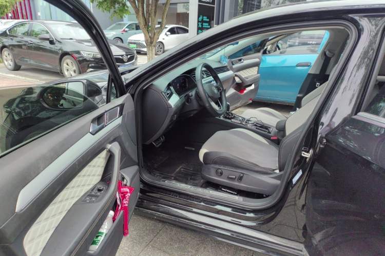 Used Volkswagen Magotan 2024 2 Million Units Zhongxiang Version 330TSI DSG Luxury Edition Driver Seat