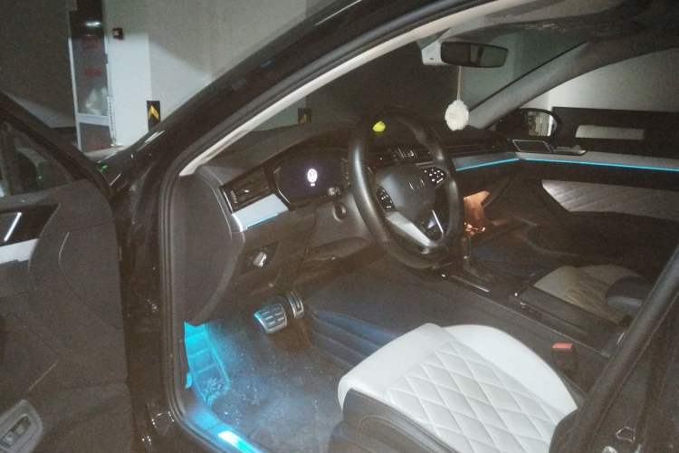 Used Volkswagen Magotan 2024 2 Million Units Zhongxiang Version 330TSI DSG Luxury Edition Driver Seat