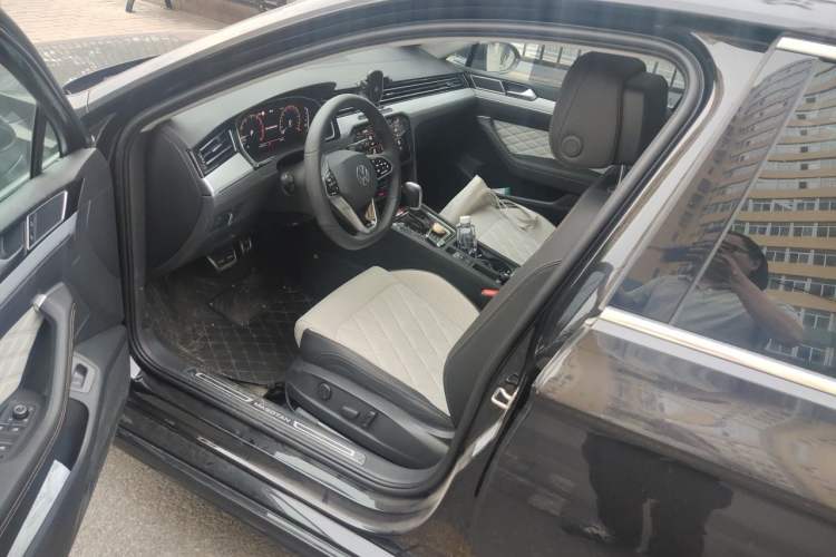 Used Volkswagen Magotan 2024 2 Million Units Zhongxiang Version 330TSI DSG Luxury Edition Driver Seat