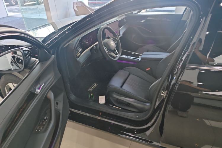 Used Volkswagen Magotan 2024 300TSI DSG Prestige Edition—A Real Eye-Catcher Driver Seat
