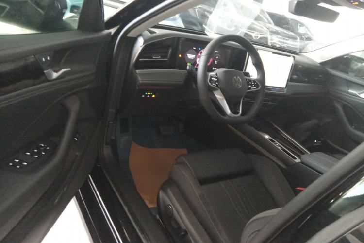 Used Volkswagen Magotan 2024 300TSI DSG Prestige Edition—A Real Eye-Catcher Driver Seat