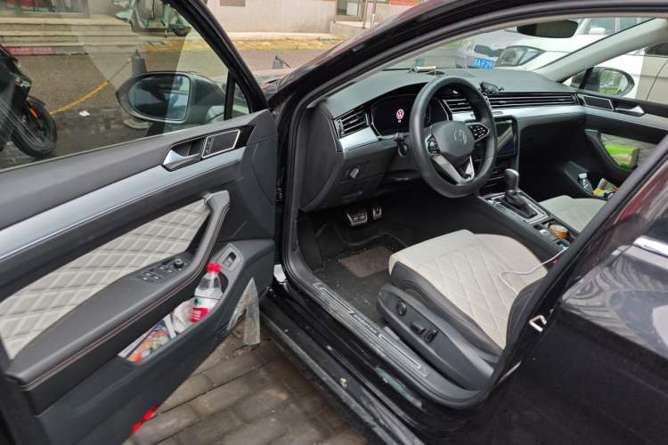 Used Volkswagen Magotan 2024 2 Million Units Zhongxiang Version 330TSI DSG Luxury Edition Driver Seat