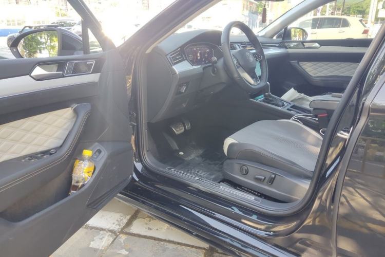 Used Volkswagen Magotan 2024 2 Million Units Zhongxiang Version 330TSI DSG Luxury Edition Driver Seat