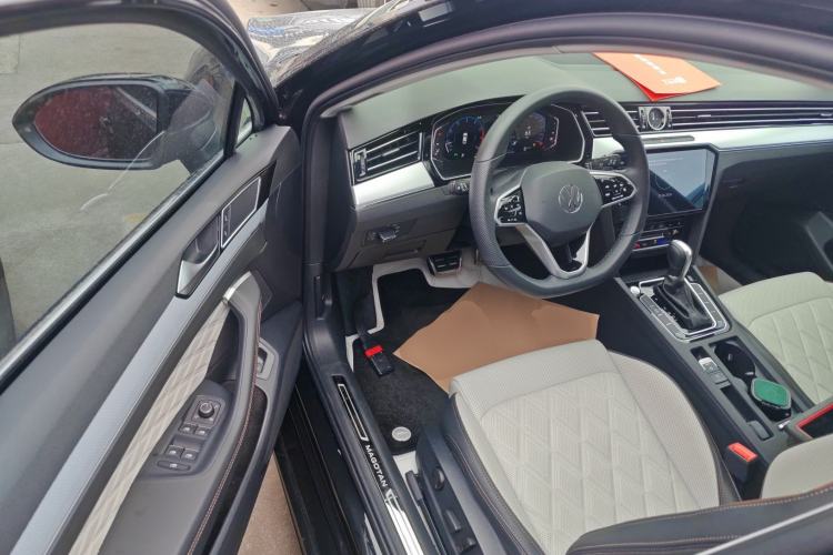 Used Volkswagen Magotan 2024 2 Million Units Zhongxiang Version 330TSI DSG Luxury Edition Driver Seat